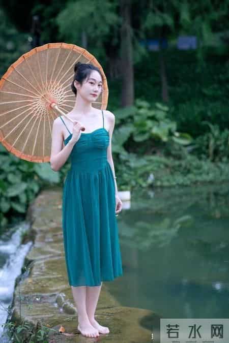 吊带连衣裙这样穿，高级感满满，让你尽显清新淡雅的时尚风采