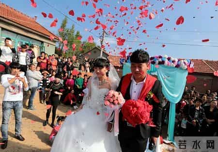 堂弟婚礼上，奶奶撒泼逼我爸立遗嘱，堂弟附和后我爸给他一耳光