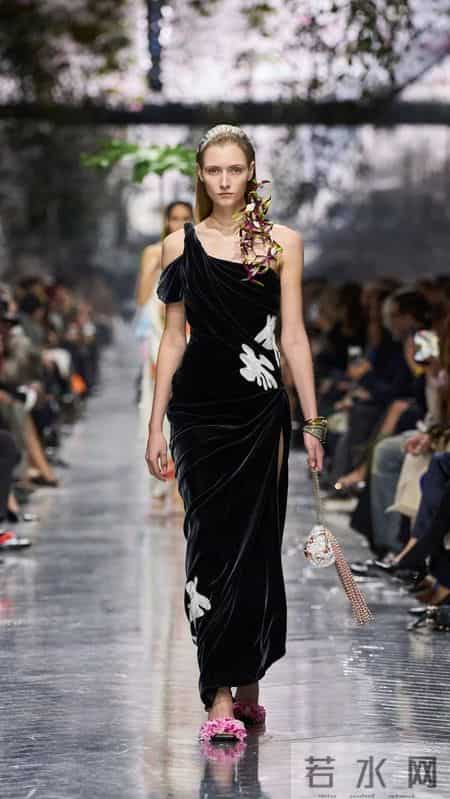 Christian Dior 2026春夏高定系列，繁花中有仙客来