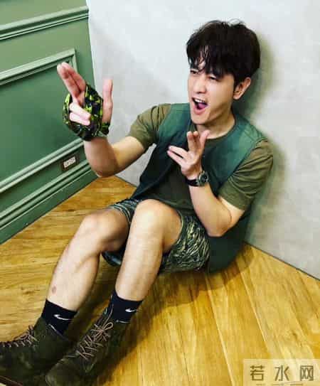 他忘不掉初恋，却爱上了两个女人，如今45岁仍未婚