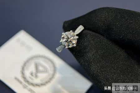 动真格了？刚卖出32克拉稀世彩钻，美国拿河南钻石开刀：全面禁止