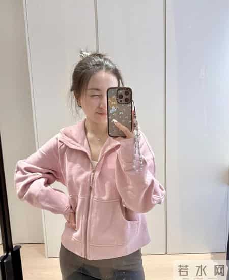 “瑜伽裤爱马仕”卖不动了，现在的露露乐蒙，配不上中产了？