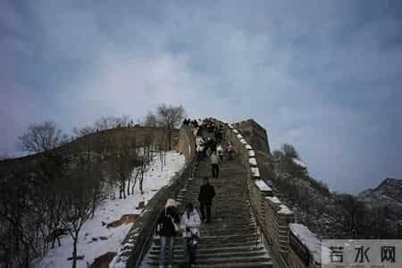 悲剧！六旬老人跟团游时猝死，连续2天凌晨集合，导游还临时加项目；旅行社：未告知病史，不担责
