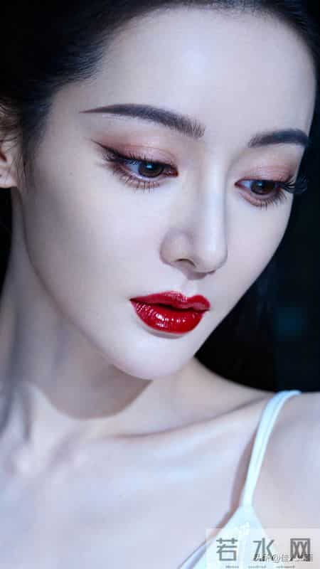 烈焰红唇配清冷眼神，这颜值你给打几分？