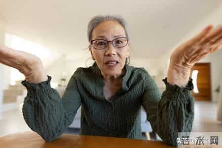 住闺女家2个月，闺女加班没回，女婿红着眼眶说：妈，和你说个事