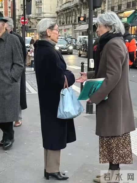 等我老了也学法国女人：尽量少穿棉服、羽绒服，换成大衣更优雅