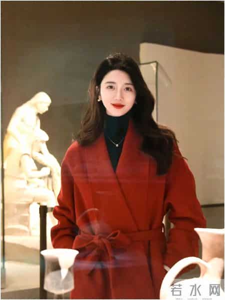 “红大衣+黑裙”太耐看了！配色稳重又显高级，冬天穿特别有质感！