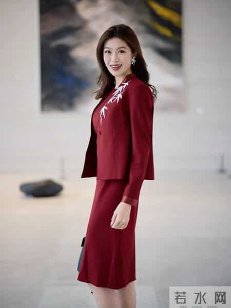 广东省台主持人彭婷婷今日穿红色职业装,脚踩高跟,走路生风