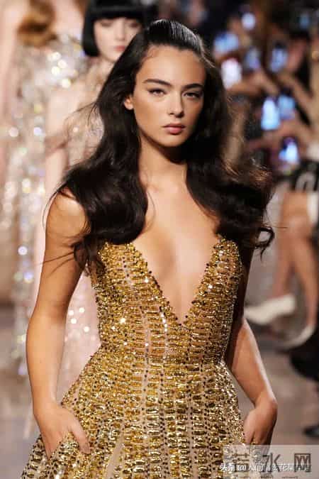 莫妮卡·贝鲁奇女儿Deva Cassel 为Elie Saab 2026 春夏高定秀场走秀