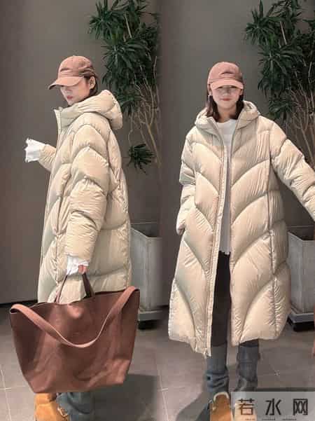 别再乱买羽绒服了！18套「卡其色系+同色系穿搭」公式显瘦又高级