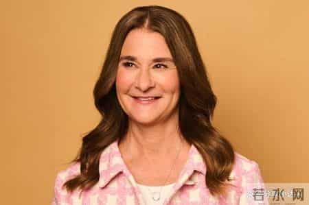 回顾：与小12岁男友甜蜜牵手，比尔盖茨前妻的 LV 老花穿搭，竟被嘲 “土豪感” 拉满