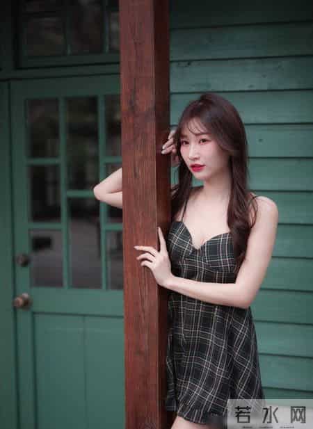 蓝色抹胸小衫搭配牛仔短裤，减龄又时尚，尽显十足女人味