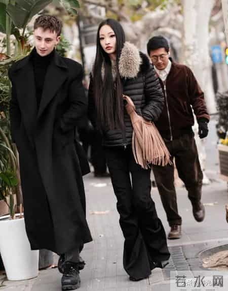 看了上海街拍才发现：满大街都是“排骨羽绒服”，既保暖又时髦