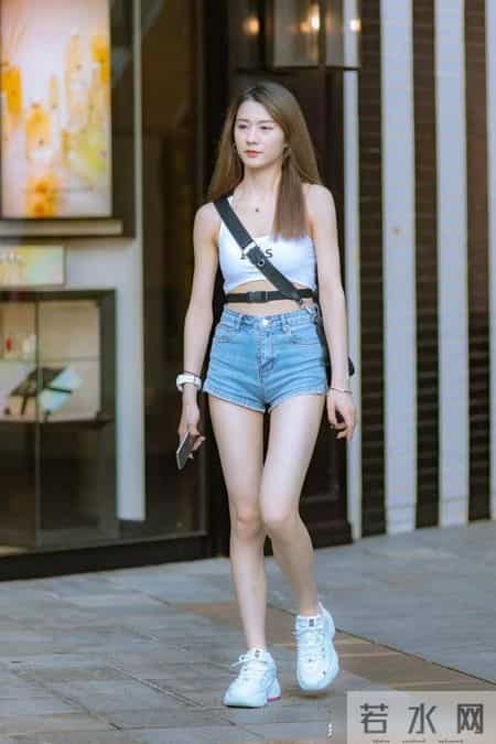 白色小背心搭配牛仔短裤,成熟性感却又充满青春活力