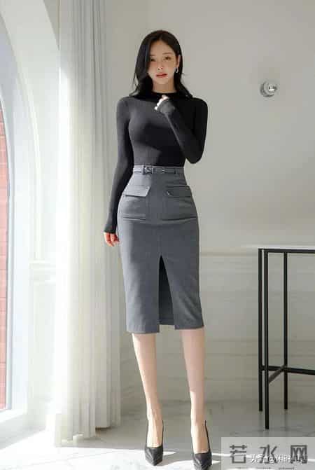 剪裁利落，黑衫配开衩灰裙，刚柔并济显都市风韵。