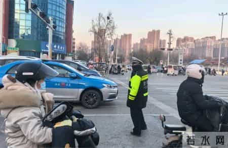 菏泽牡丹区：头盔没戴好，抓拍跑不了