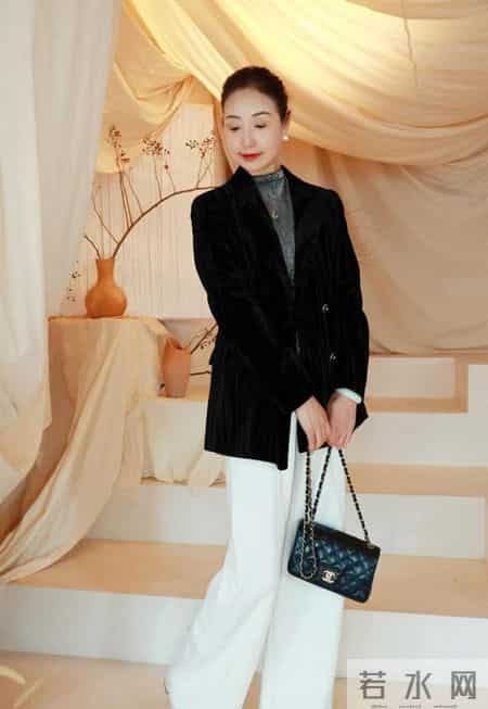 又发现超会穿的外婆！62岁穿衣简约大方，看着年轻时髦又自然