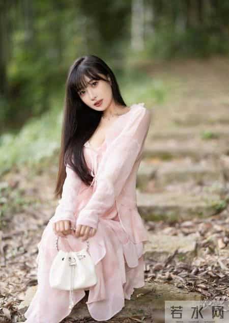 粉色吊带裙和披肩让女性在保持自己成熟的同时展现出青春和活力