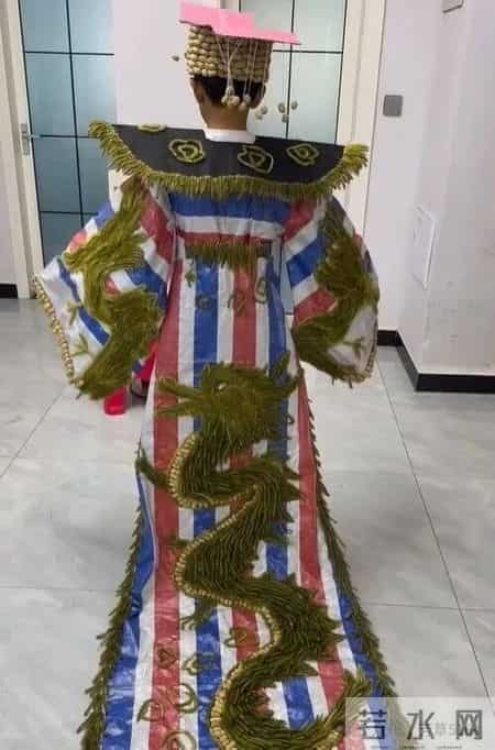 河南一宝妈，因“用银杏叶给儿子做龙袍”火了，网友：卷到马年了