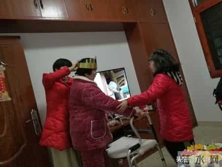 弟媳海外定居，婆婆住我家12年，寿宴上弟弟一句话让我红了眼