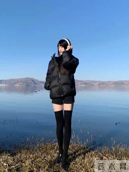 黑系纯欲辣妹！湖畔穿搭直接美到发光