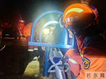 “叔叔快点,妈妈知道要打我的” 安宁一女孩膝盖被卡住打119求助