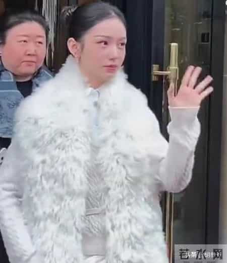 巴黎明星见光死！刘嘉玲发际线秃，周也脸肿，温碧霞一身红好辣眼