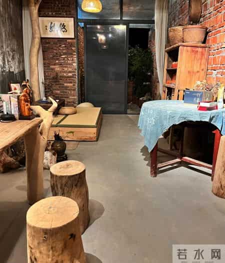 福建一男子，因“入住毛坯房”走红，仅一茶室就圈粉无数，真高级