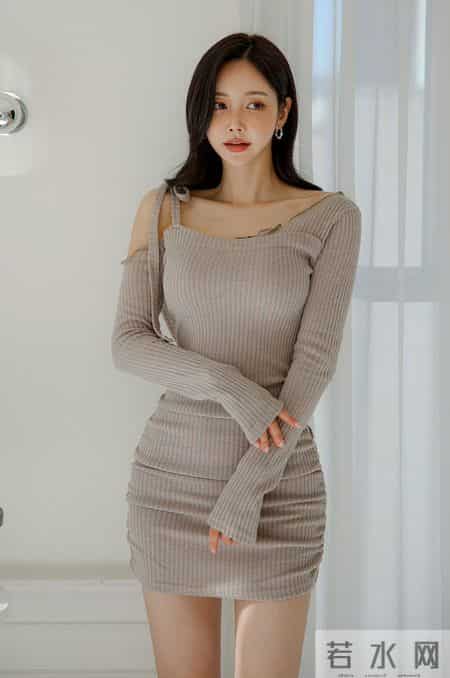 裸杏露肩轻熟裙｜是柔光里的奶茶甜柔美人