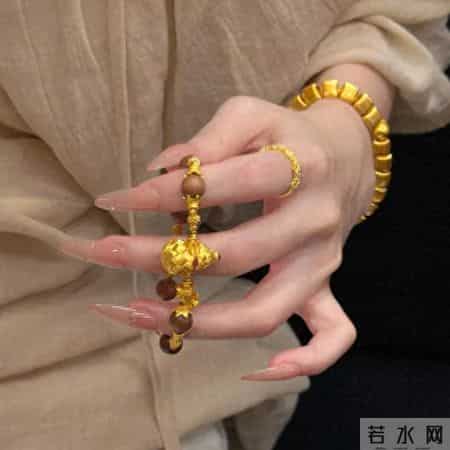 手上超过80克黄金的女人，都有这个共同点
