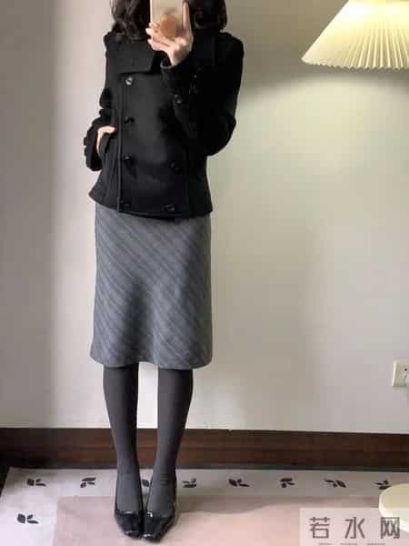 今年冬天黑色短外套+灰条纹裙+厚黑袜，通勤穿也太高级了