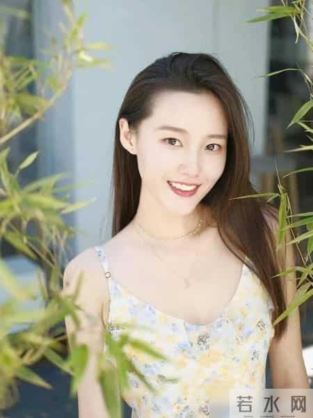 吊带连衣裙这样穿，高级感满满，让你尽显清新淡雅的时尚风采