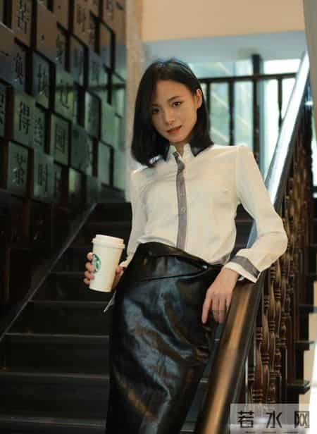 黑色的皮质半身裙上搭一件米白色的衬衫大方优雅且时尚迷人