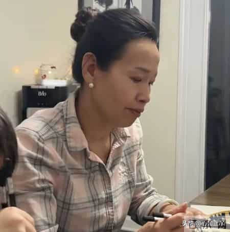 在美提前过年A妈一桌中餐,茉莉瘦一圈姥姥住半年要回国?