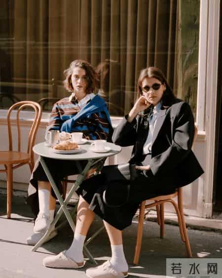 “阔腿裤+勃肯鞋”竟是冬天最流行组合，松弛又减龄