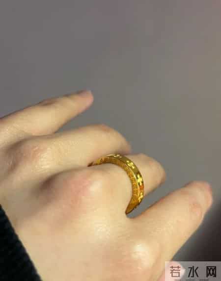 手上这枚8克金戒指，居然比别人20克的还抢眼