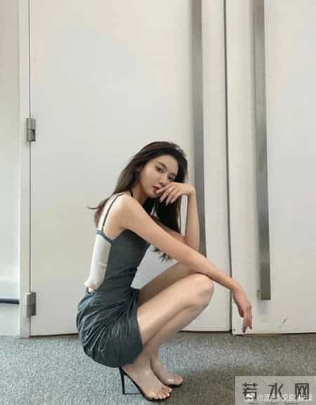 美娜这么喜欢躲着拍照？