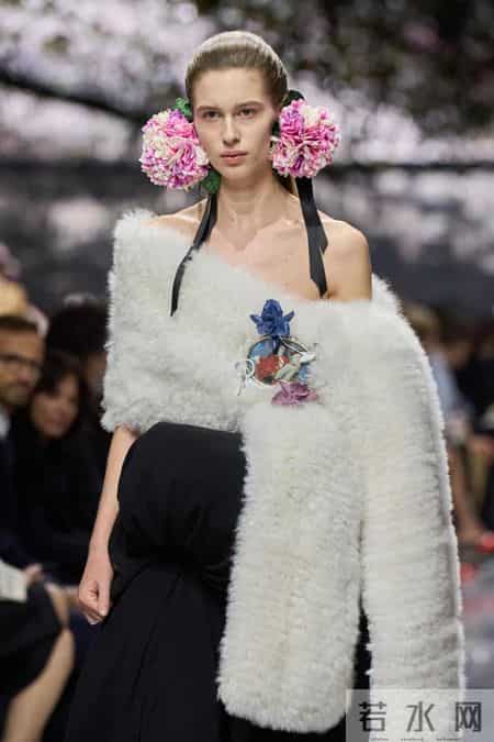 Christian Dior 2026春夏高定系列，繁花中有仙客来