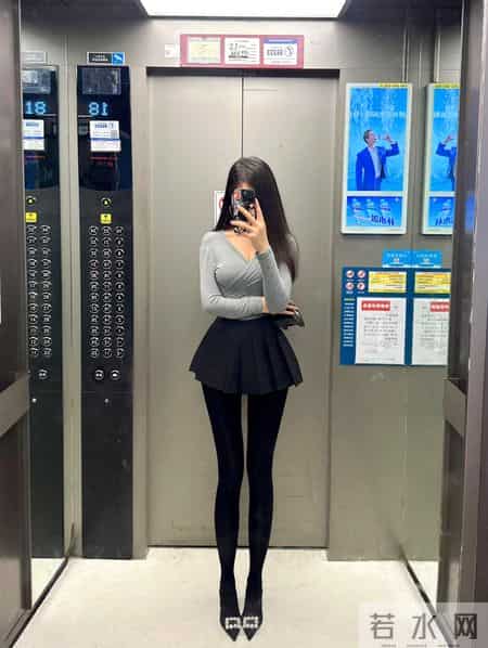 “厚黑袜+毛绒外套”，保暖不臃肿，照片也很出片