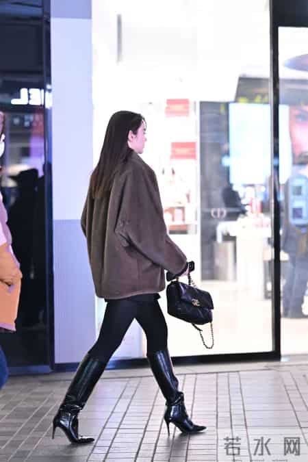 8厘米的黑色尖头细跟长靴,搭配黑色紧身裤,深灰色貂皮外套