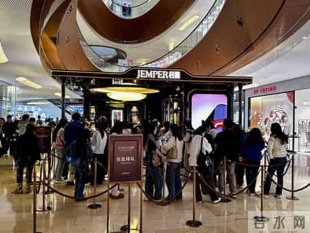 “贴脸”老铺黄金，君佩在广州太古汇开店，有西安游客消费20万，还有人通宵工作后来排队买金