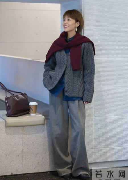 这个阿姨太会打扮：发剪短，衣穿简，58岁又美、又自然，值得借鉴