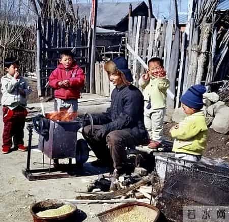 儿子今年48岁还不愿结婚，当晚我把他灌醉，有意撮合他和邻居女儿