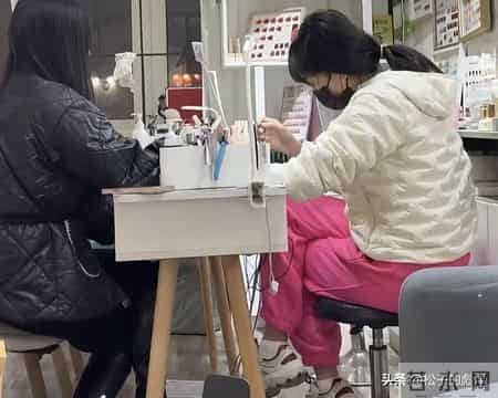 呆呆美甲店是疫情开的，存款不够有外债，吃住都在店，回头客很多