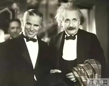 48张老照片看奇闻奇事，爱因斯坦合影卓别林，沙漠中的绿洲，在建中的埃菲尔铁塔