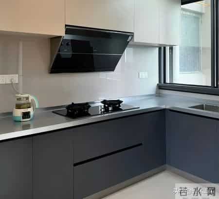 我家砌墙金属衣柜塌了！结果看到网友们的新做法，赶紧砸了重新装