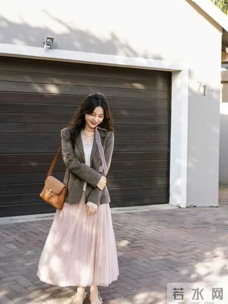 冬天的留白穿搭，是一种松弛自在的美！