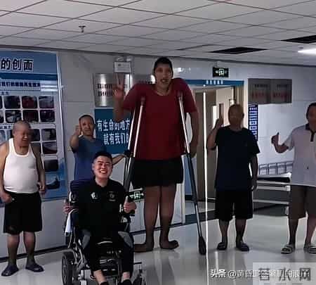 一个身高2米4的山东汉子走了，才35岁！他被身高拖垮的一生
