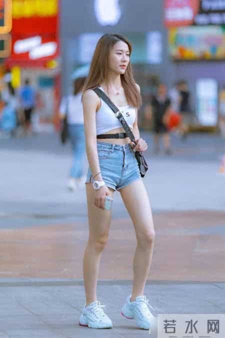白色小背心搭配牛仔短裤,成熟性感却又充满青春活力