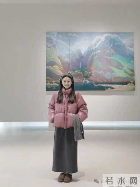 亮粉灰配，温柔又显白。